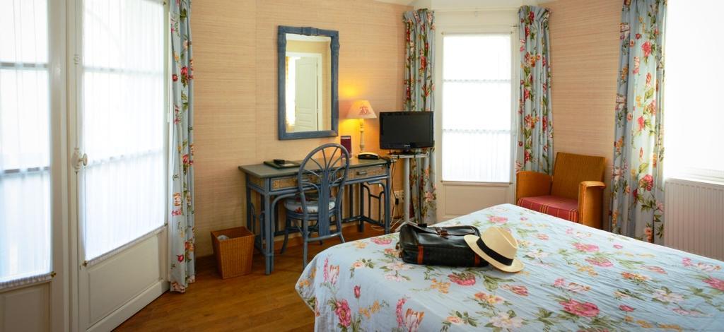 Logis Hotel Les Fuchsias Saint-Vaast-la-Hougue Ngoại thất bức ảnh