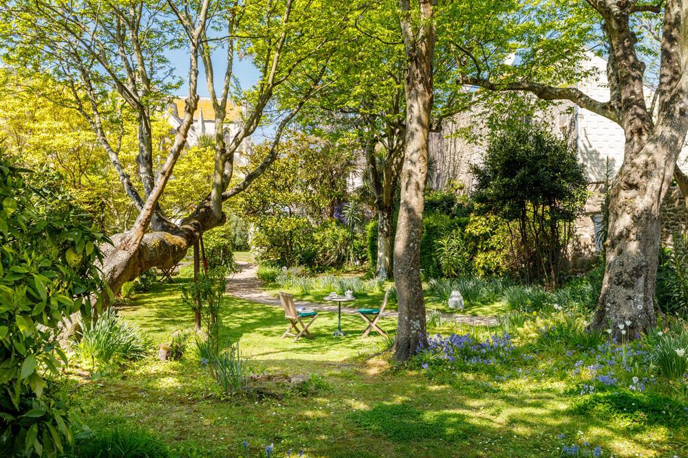 Logis Hotel Les Fuchsias Saint-Vaast-la-Hougue Ngoại thất bức ảnh
