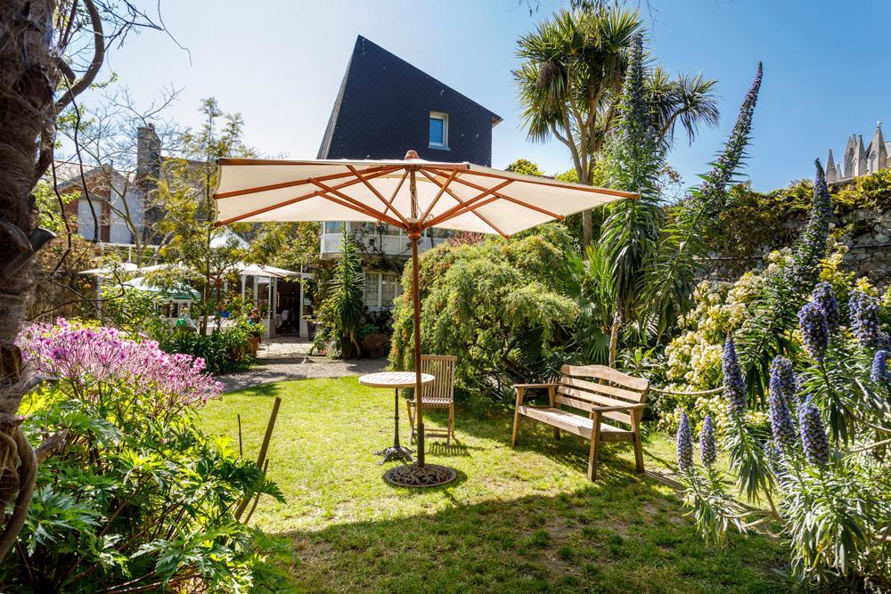 Logis Hotel Les Fuchsias Saint-Vaast-la-Hougue Ngoại thất bức ảnh
